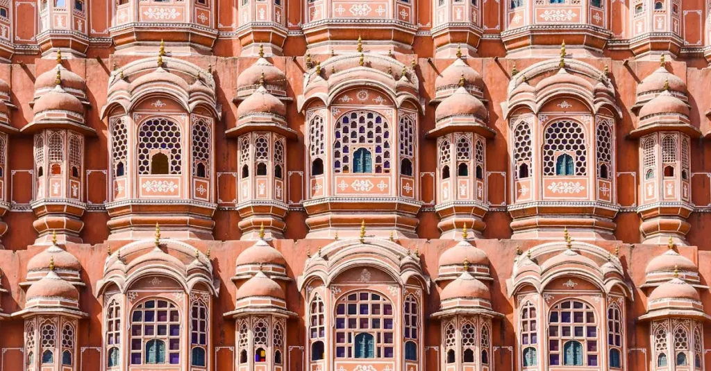 Welke stad in India staat beroemd om zijn paleizen?