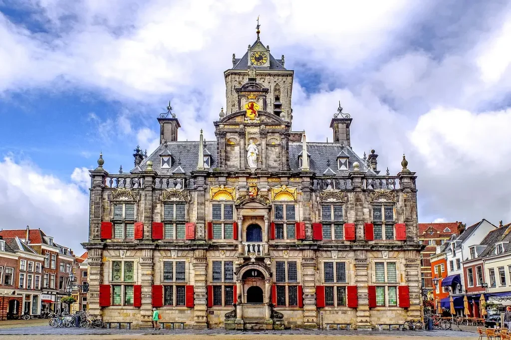 Welke stad in Nederland is beroemd om zijn aardewerk?