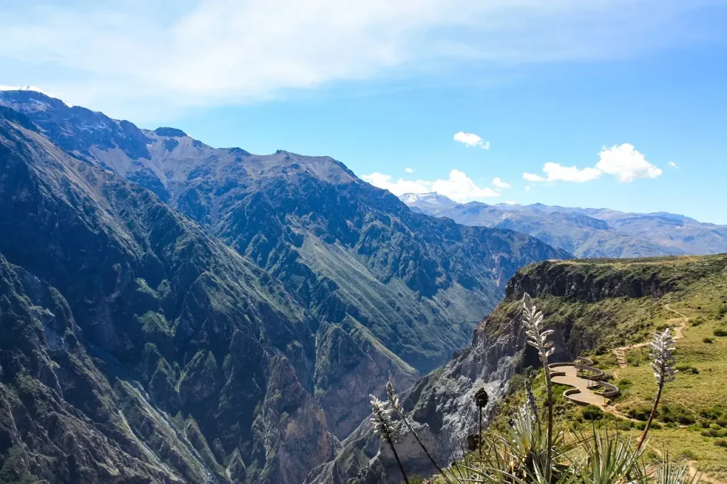Welke stad in Peru is de toegang tot de Colca Canyon?