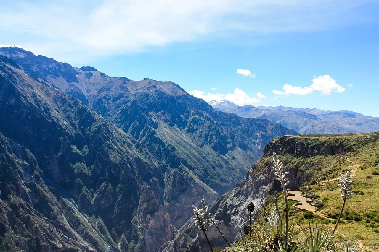 Welke stad in Peru is de toegang tot de Colca Canyon?
