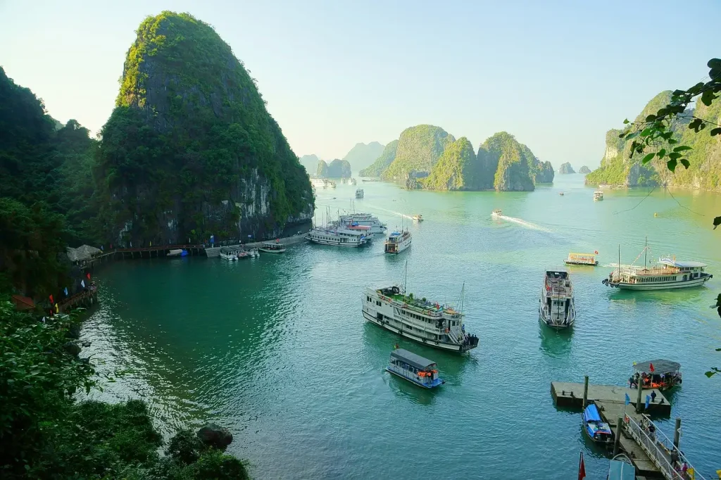 Welke Vietnamese stad is beroemd om Halong Bay?