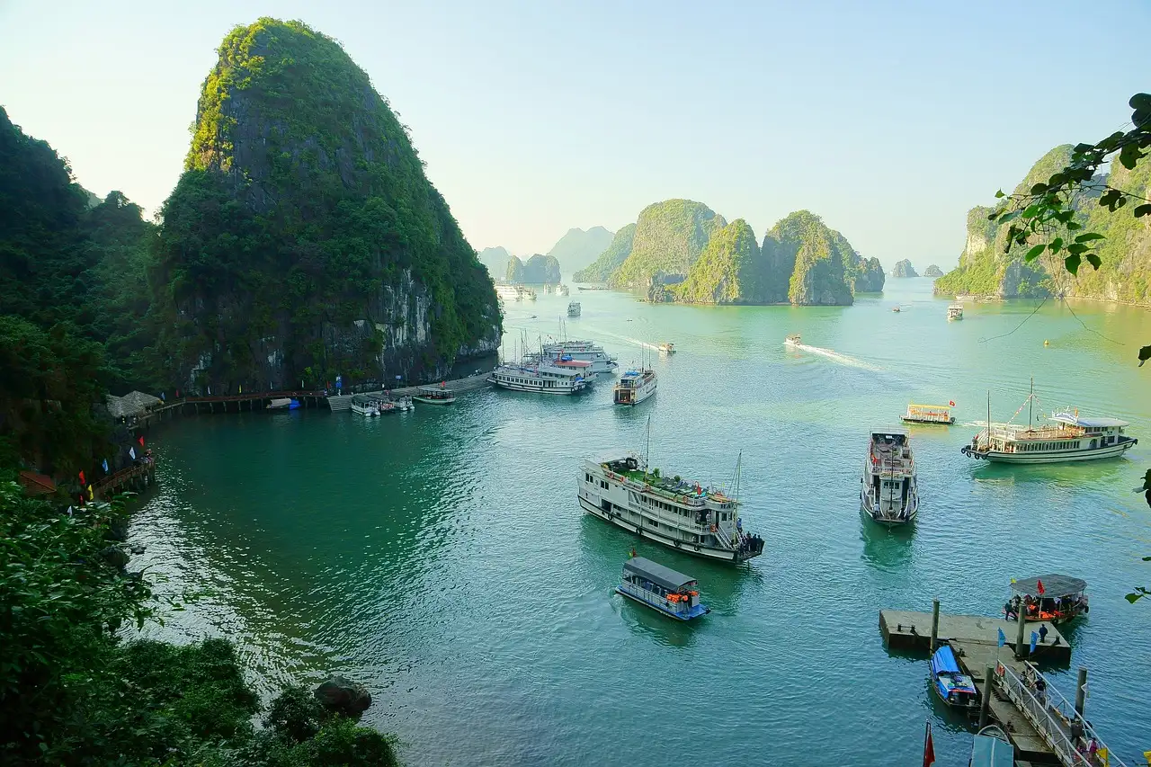 Welke Vietnamese stad is beroemd om Halong Bay?