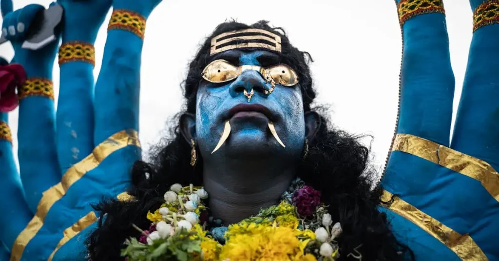 Wie is de achtarmige godin Kali die demonen verslaat?