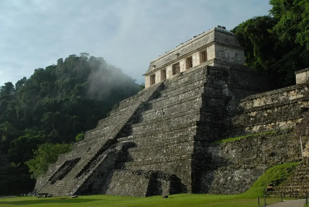 Hoe beïnvloedden de Spanjaarden de Maya-cultuur?