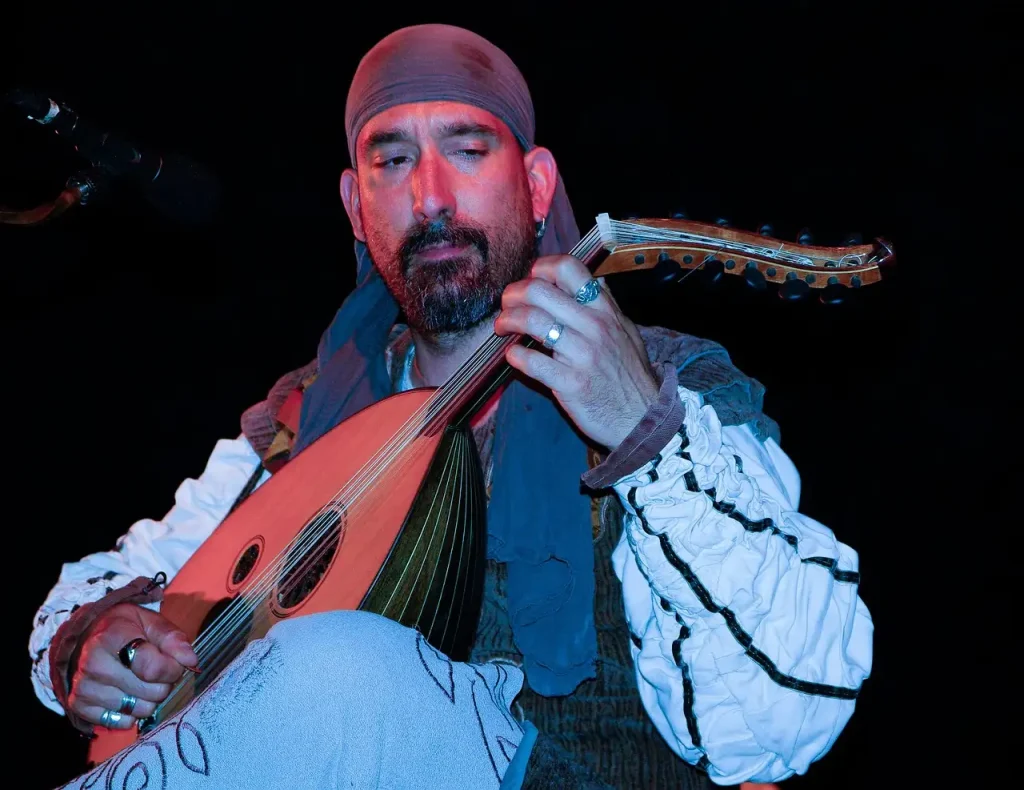 Hoe beïnvloedden troubadours en minstrelen de riddercultuur?