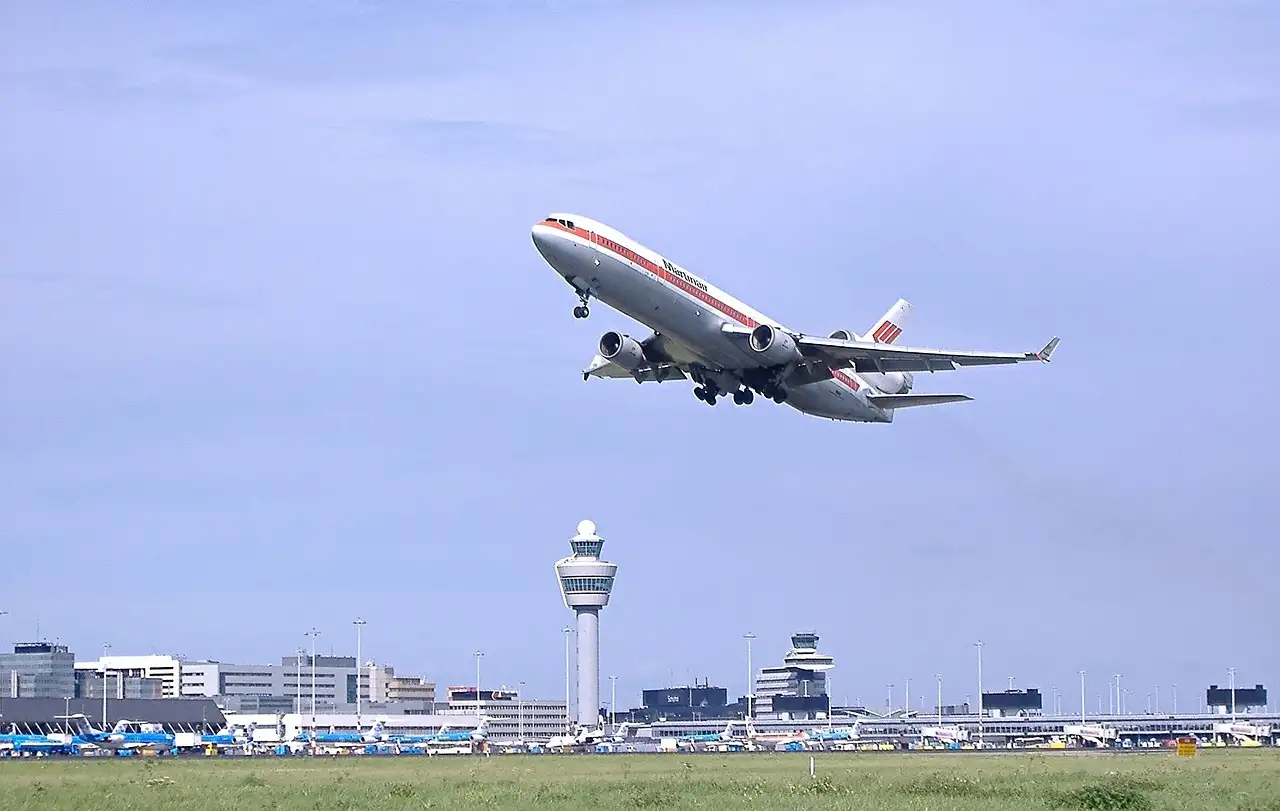 Hoeveel mensen werken er op schiphol?