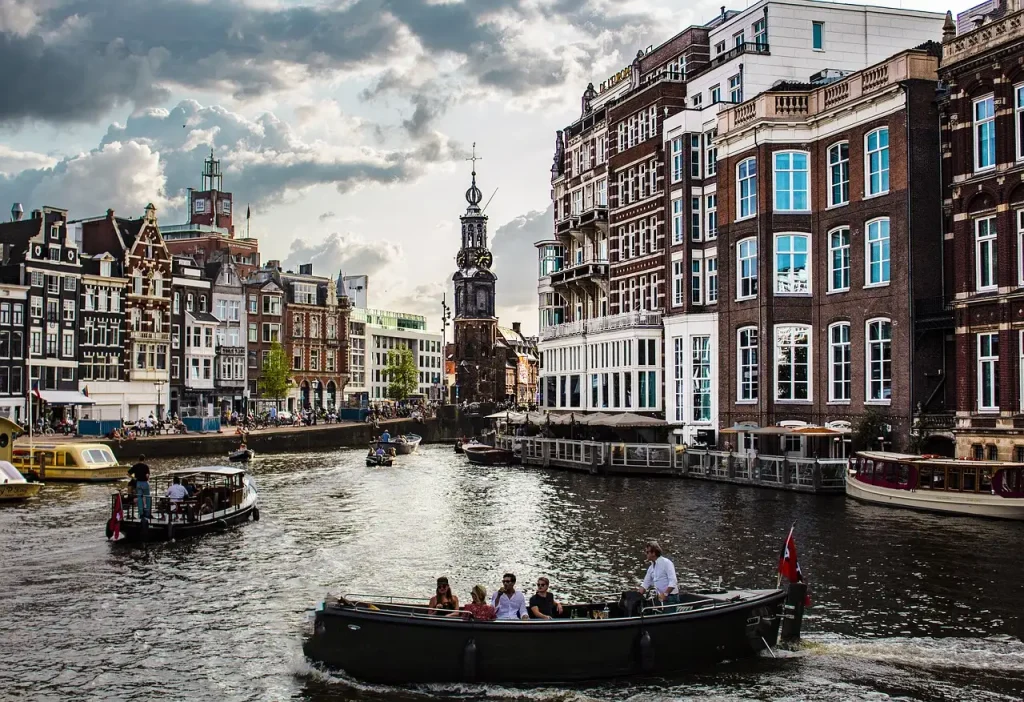 Waar kan ik het beste goedkoop parkeren in Amsterdam?