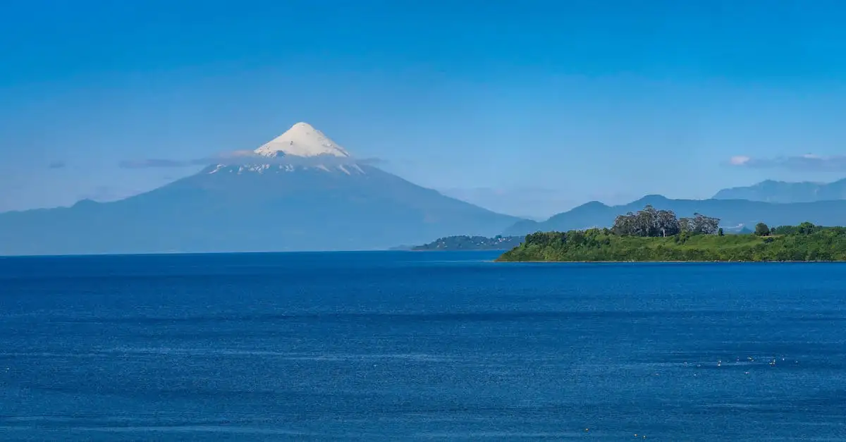 Waarom is Puerto Varas bijzonder door meren en vulkanen?