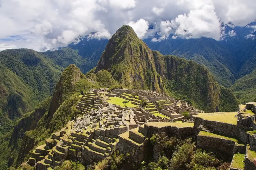 Wat betekent Machu Picchu en waarom is het bijzonder?