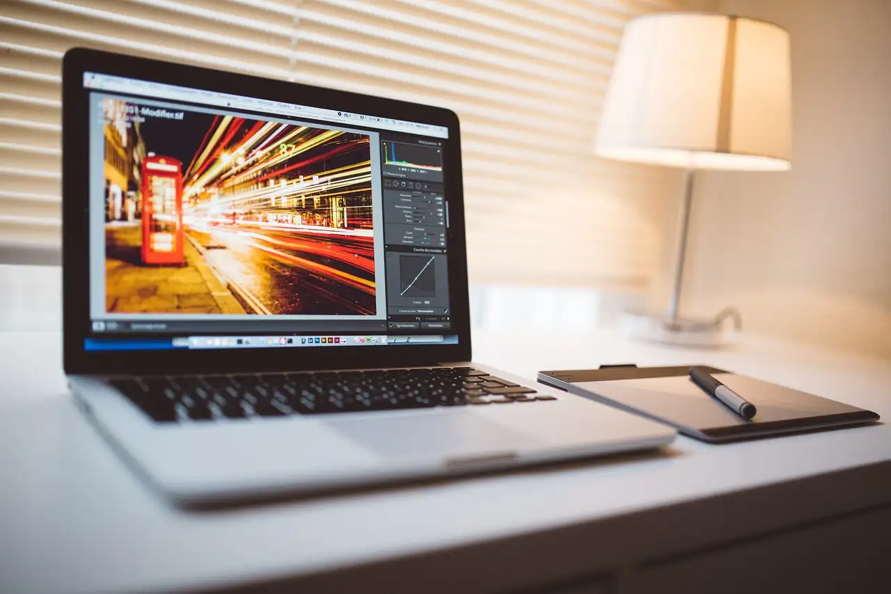 Wat is de beste manier om je laptop schoon te maken?
