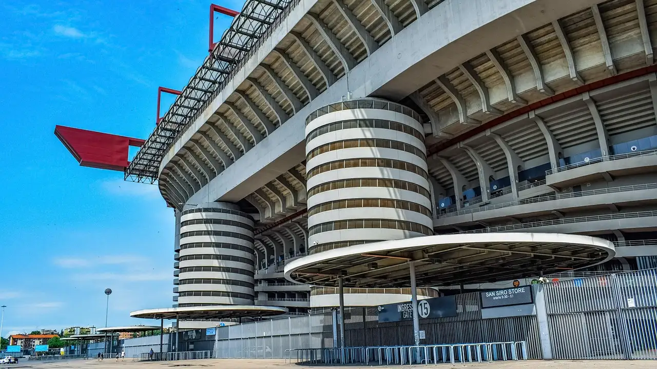 Wat is de echte naam van het San Siro stadion?