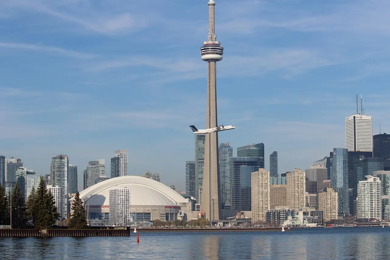 Wat maakt de glazen vloer van de CN Tower in Toronto uniek?