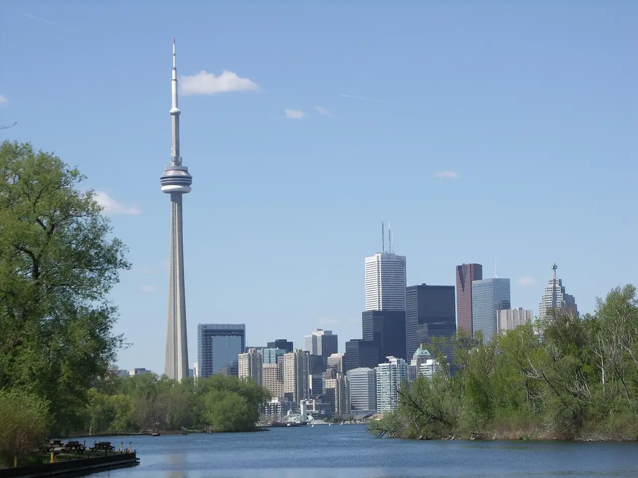Wat maakt de glazen vloer van de CN Tower in Toronto uniek?