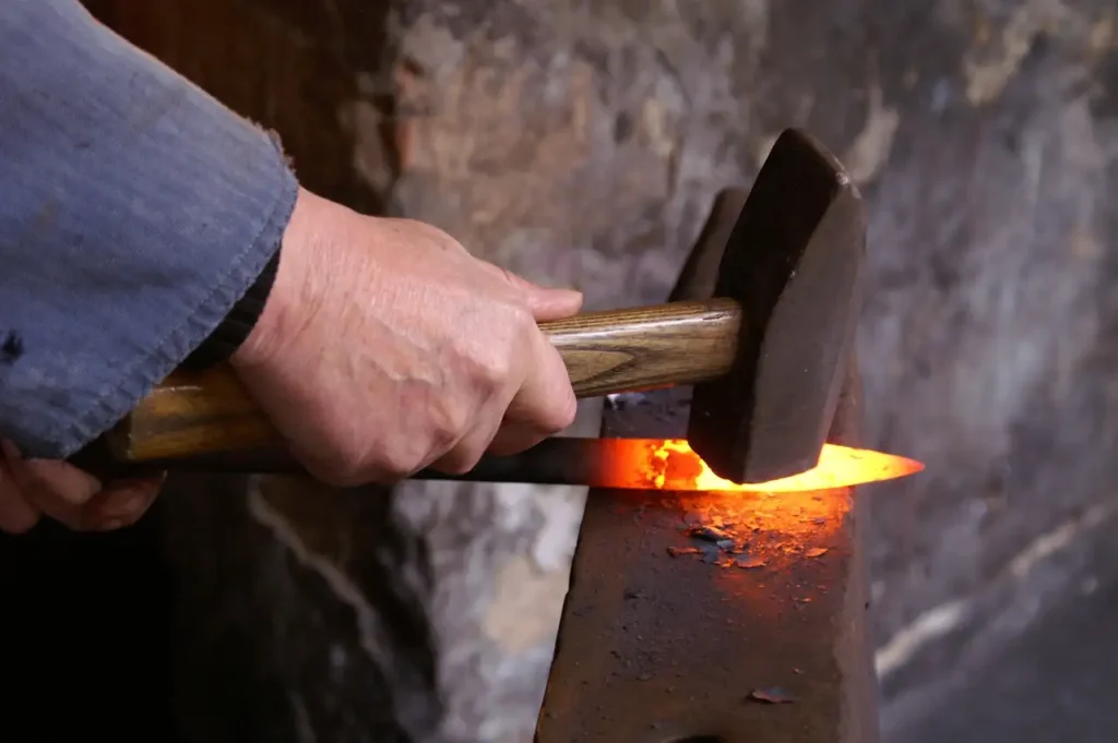 Wat was de rol van smeden in de Vikinggemeenschap?