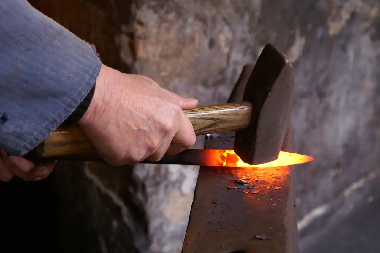 Wat was de rol van smeden in de Vikinggemeenschap?