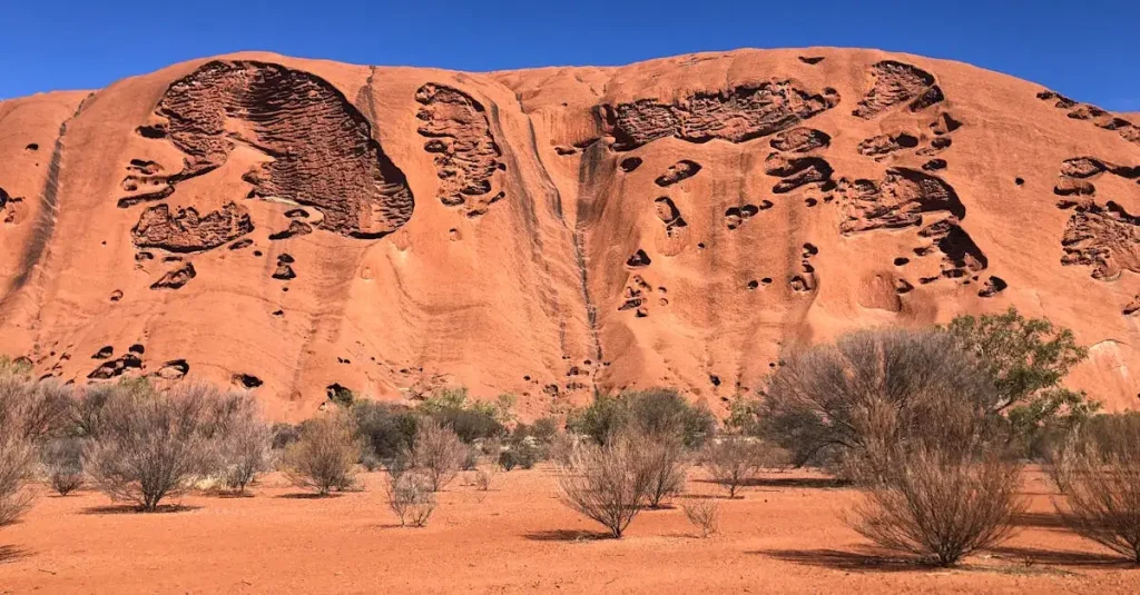 Welke iconische rotsformatie is er in Uluru-Kata Tjuta?