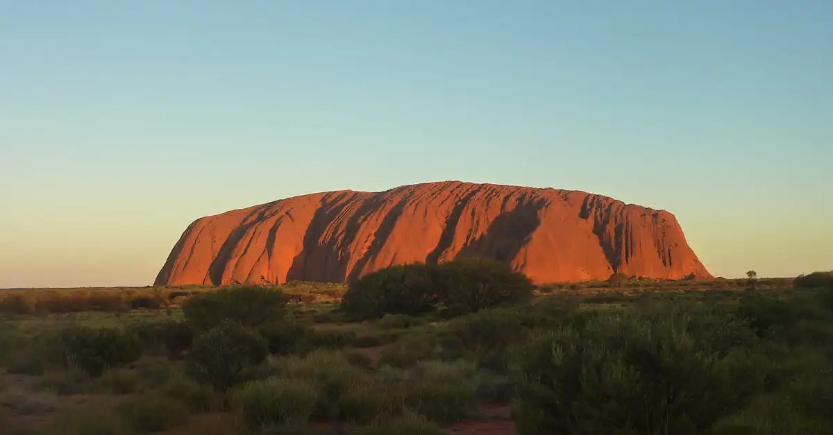 Welke iconische rotsformatie is er in Uluru-Kata Tjuta?