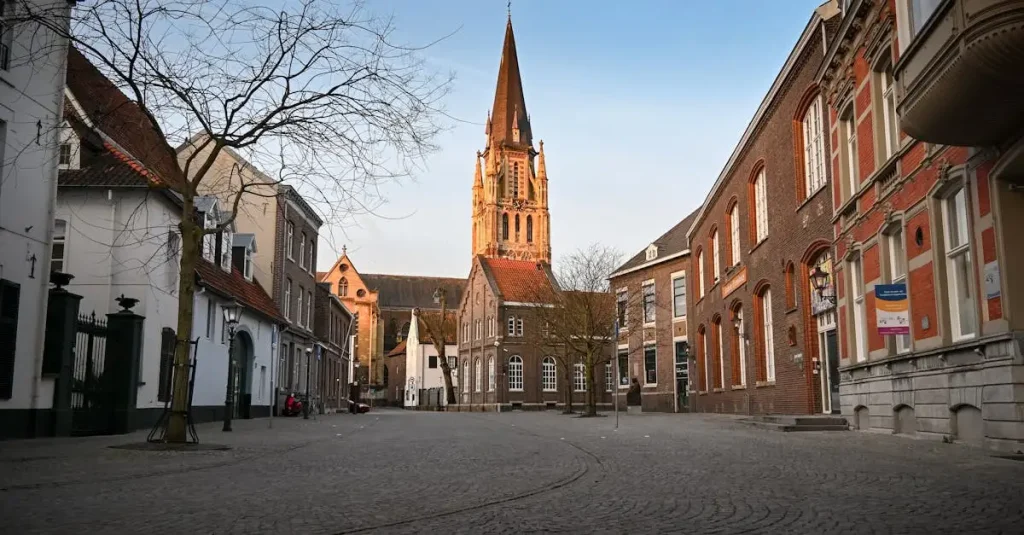 Welke Nederlandse stad is beroemd om zijn klokken?