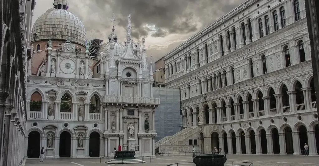 Welke stad heeft het beroemde Piazza San Marco?
