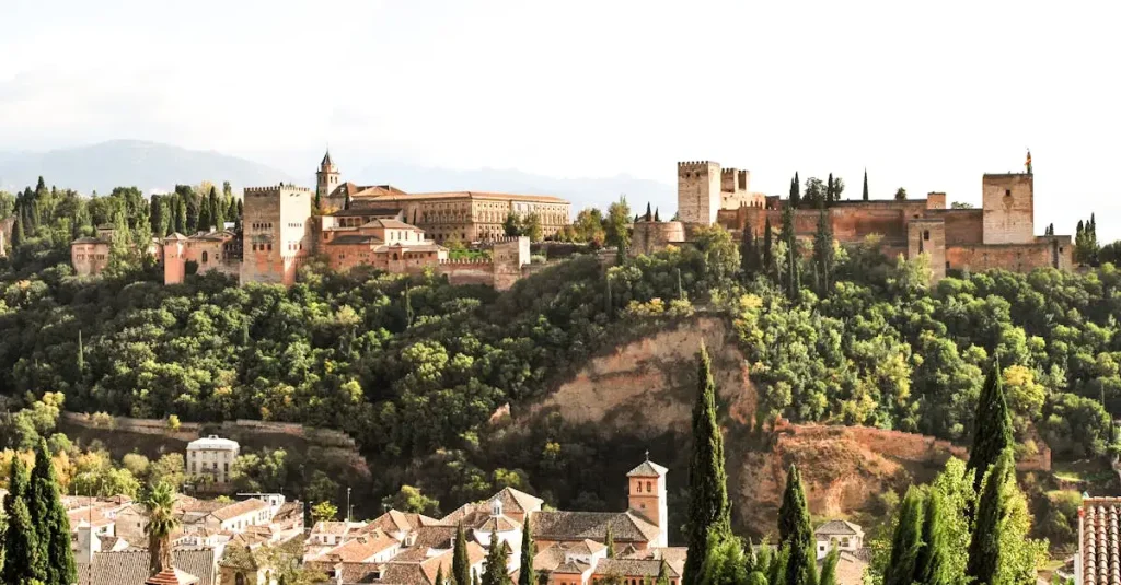Welke stad heeft het indrukwekkende Alhambra paleis?