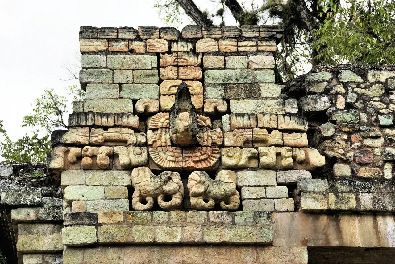 Welke stad in Honduras heeft de indrukwekkende Maya-ruïnes?