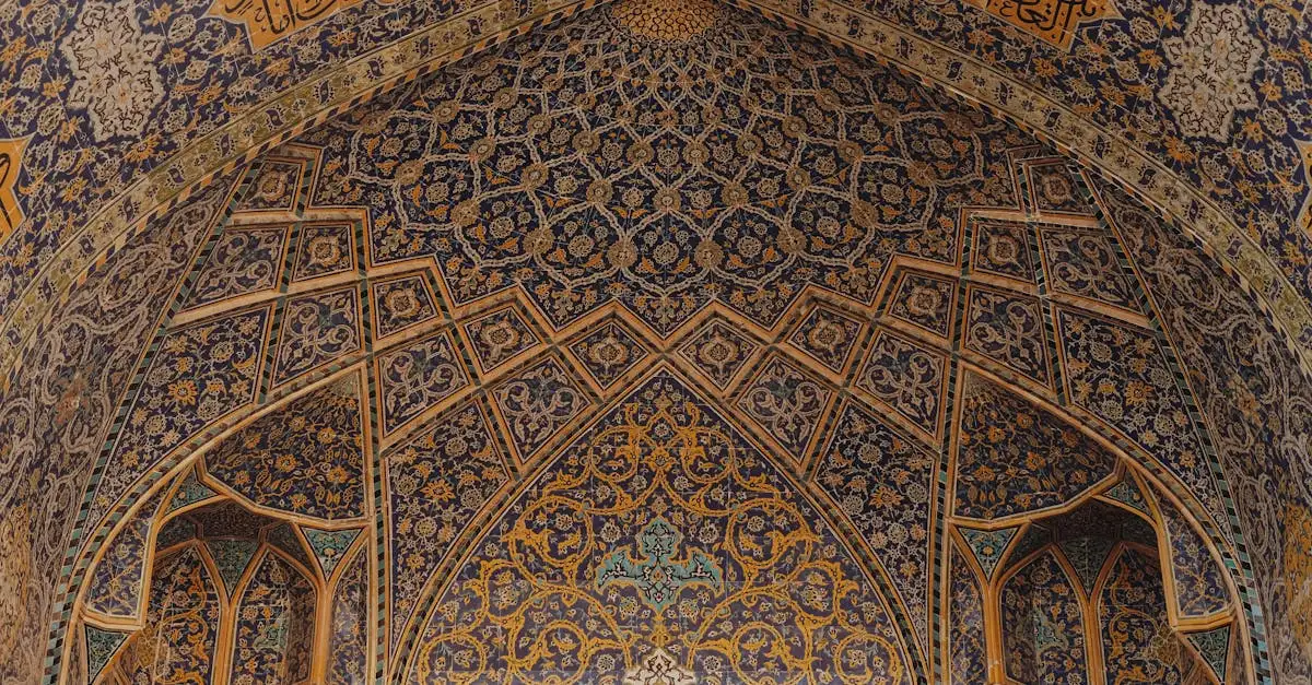 Welke stad in Iran staat bekend om blauwt betegelde moskeeën?