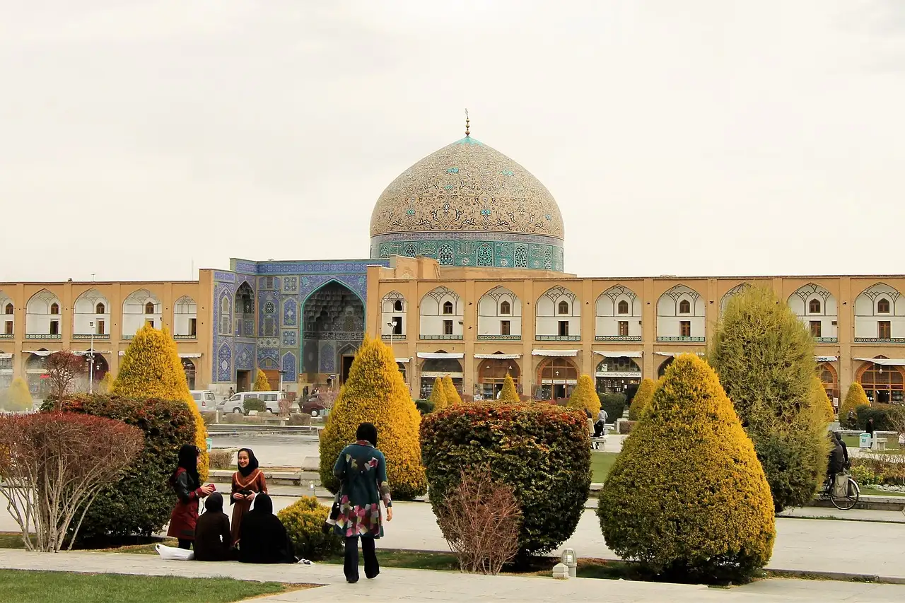 Welke stad in Iran staat bekend om blauwt betegelde moskeeën?