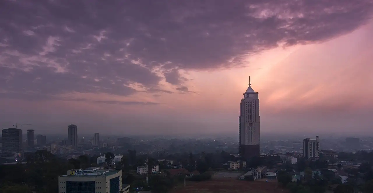 Welke stad in Kenia is de toegangspoort tot safariparken?