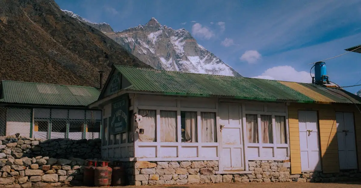 Welke stad in Nepal ligt aan de voet van de Himalaya?