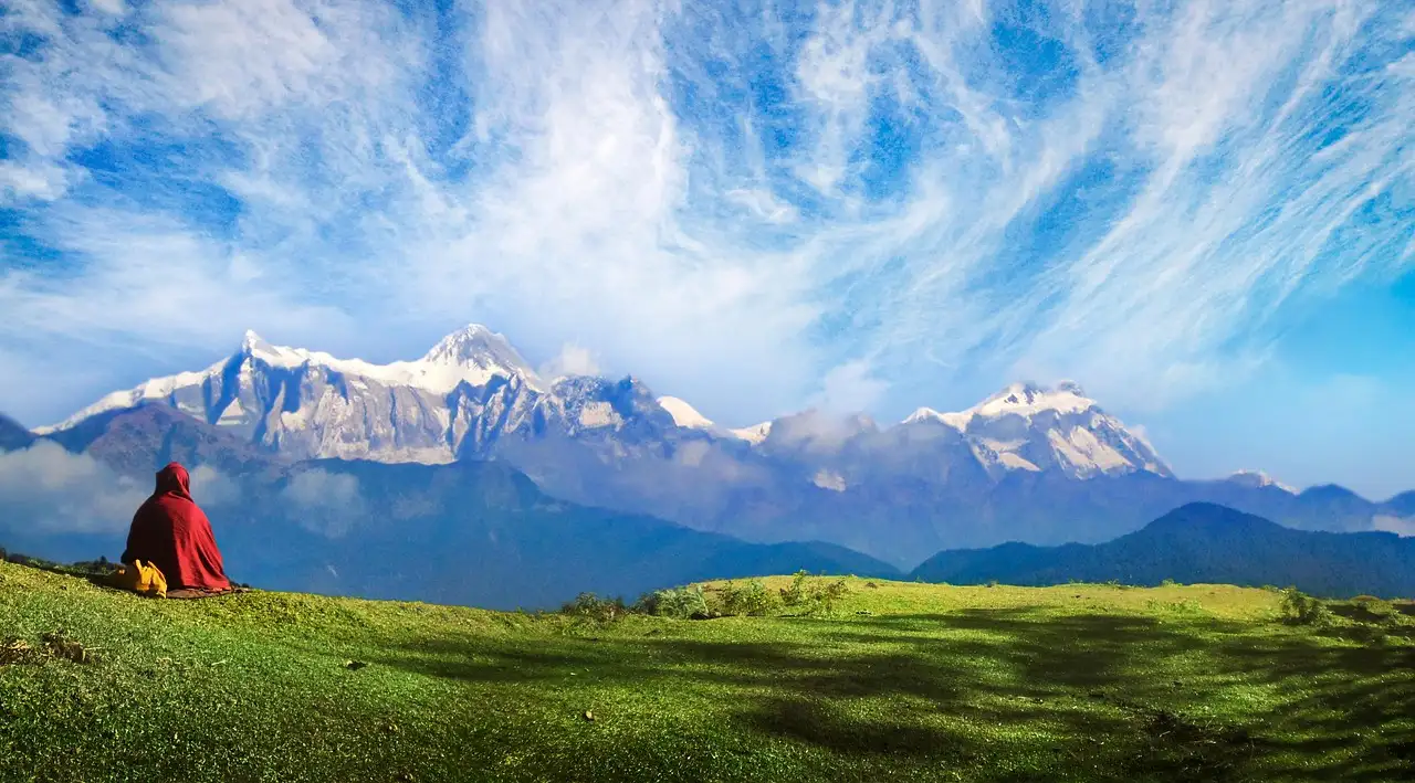 Welke stad in Nepal ligt aan de voet van de Himalaya?