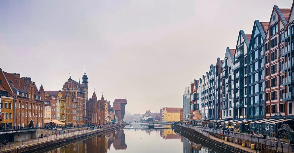 Hoe lang is het vanaf Amsterdam met de bus of trein naar Gdańsk? Ontdek het hier!