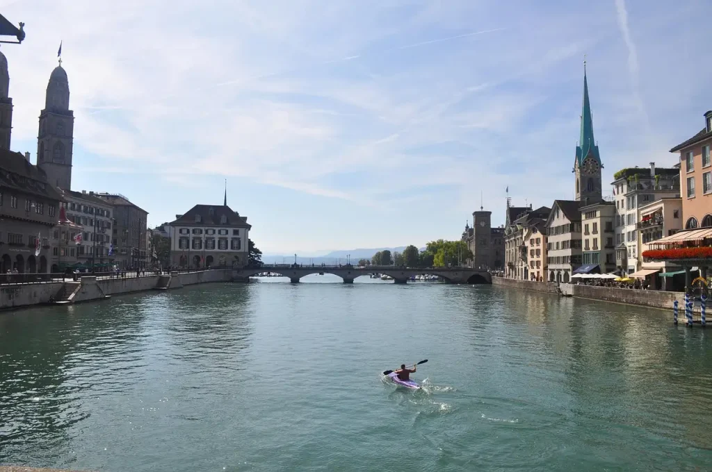 Hoe lang is het vanaf Amsterdam met de bus of trein naar Zürich? Ontdek het hier!