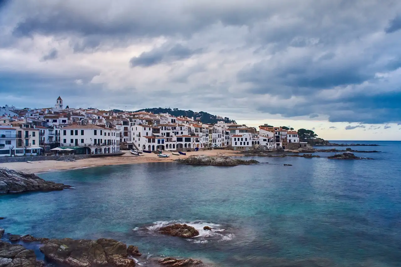 Hoe lang vlieg je van Amsterdam naar Costa Brava (Catalonië, Spanje)? Ontdek het hier!