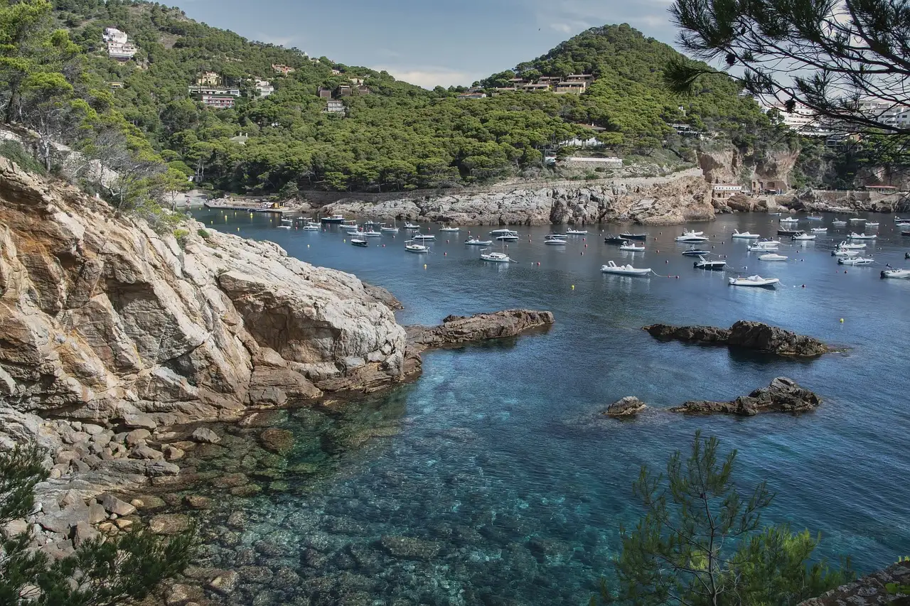 Hoe lang vlieg je van Amsterdam naar Costa Brava (Catalonië, Spanje)? Ontdek het hier!