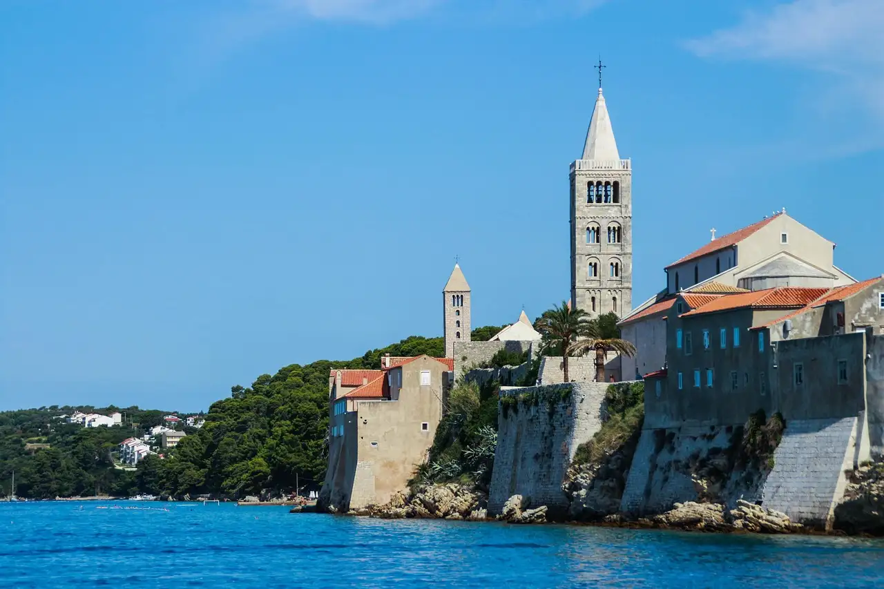 Hoe lang vlieg je van Amsterdam naar Rab (Kvarner, Kroatië)? Ontdek het hier!