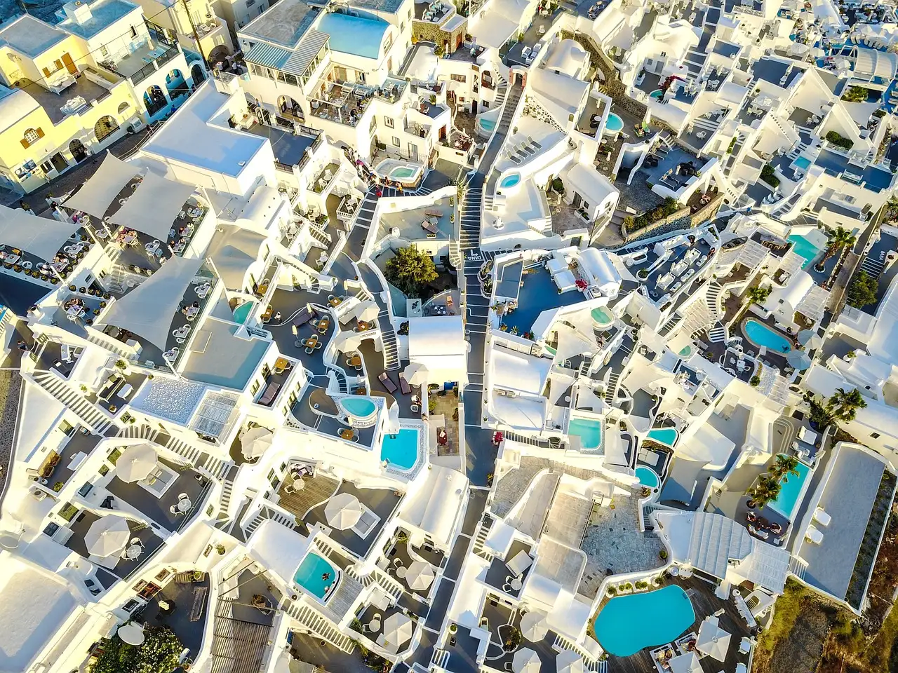Hoe lang vlieg je van Amsterdam naar Santorini (Griekenland)? Ontdek het hier!