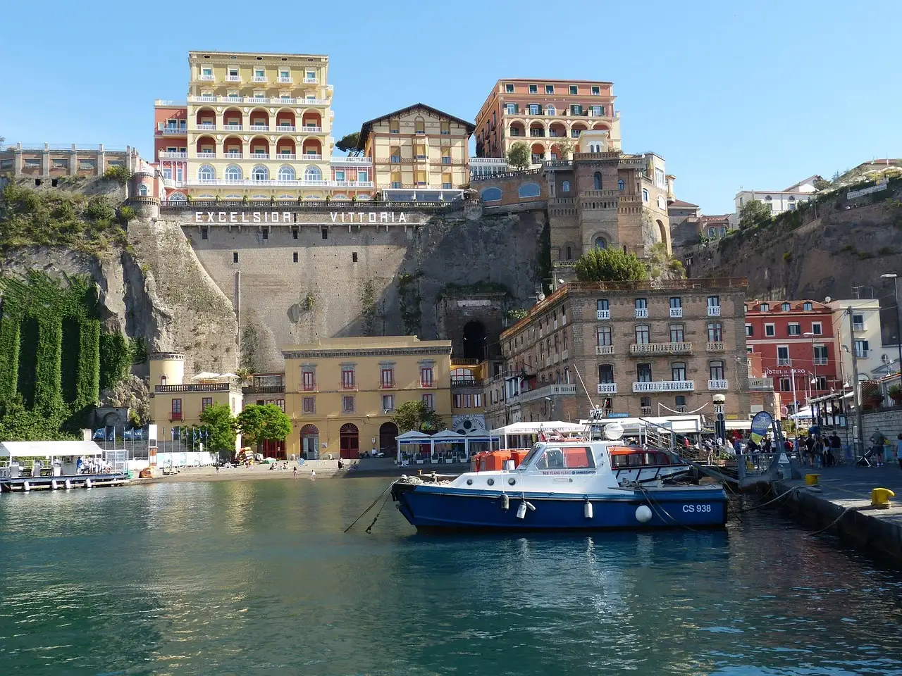 Hoe lang vlieg je van Amsterdam naar Sorrento (Italië)? Ontdek het nu!