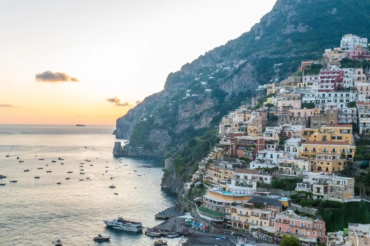 Hoe lang vlieg je van Amsterdam naar Sorrento (Italië)? Ontdek het nu!