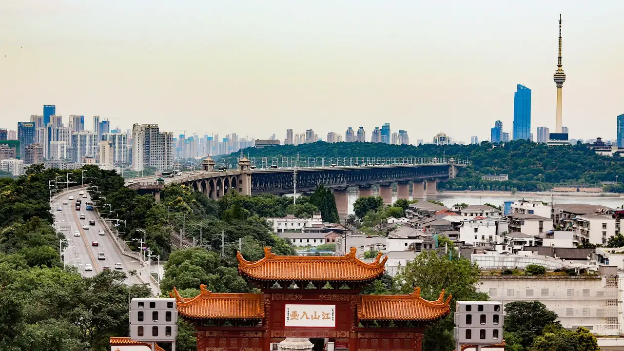 Hoe lang vlieg je van Amsterdam naar Wuhan Tianhe International Airport (WUH)? Ontdek reistijd en tips!