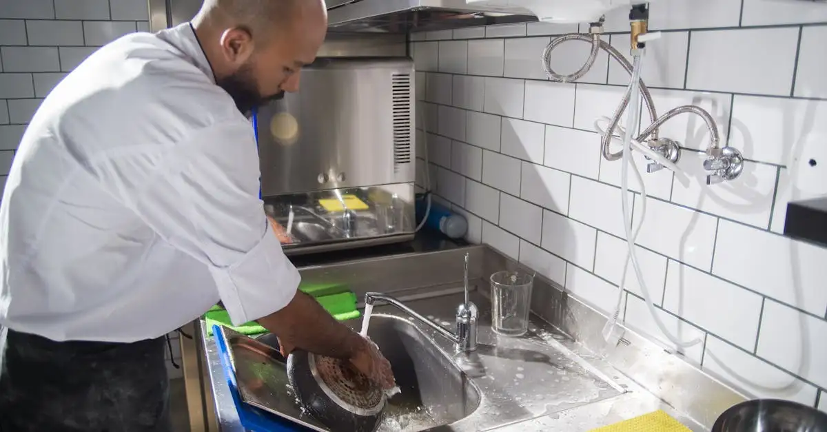 Hoe maak je een aangebrande pan schoon met baking soda?