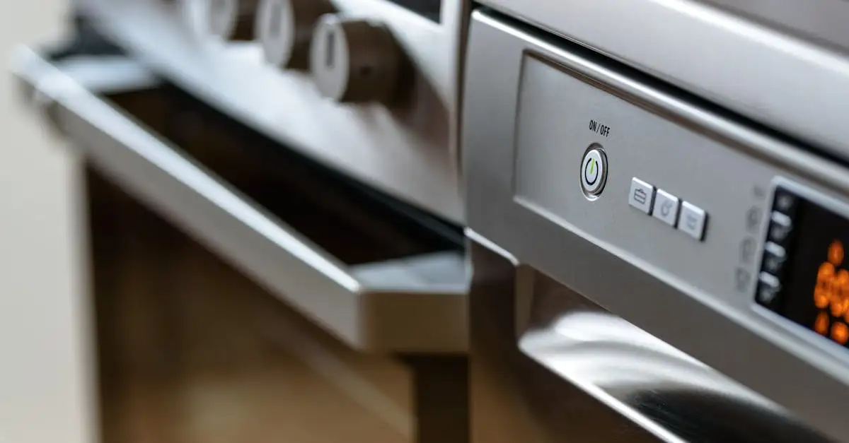 Hoe maak je je oven schoon met baking soda en water?