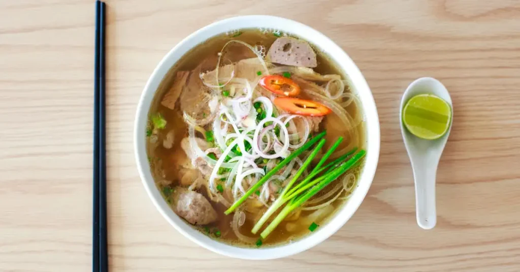 Hoe ontvet je vette bouillon met een ijsklontje?
