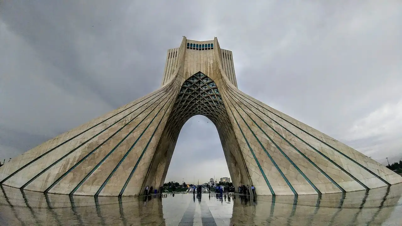 Waar speelt Esteghlal, de rivaal van Persepolis in Teheran?
