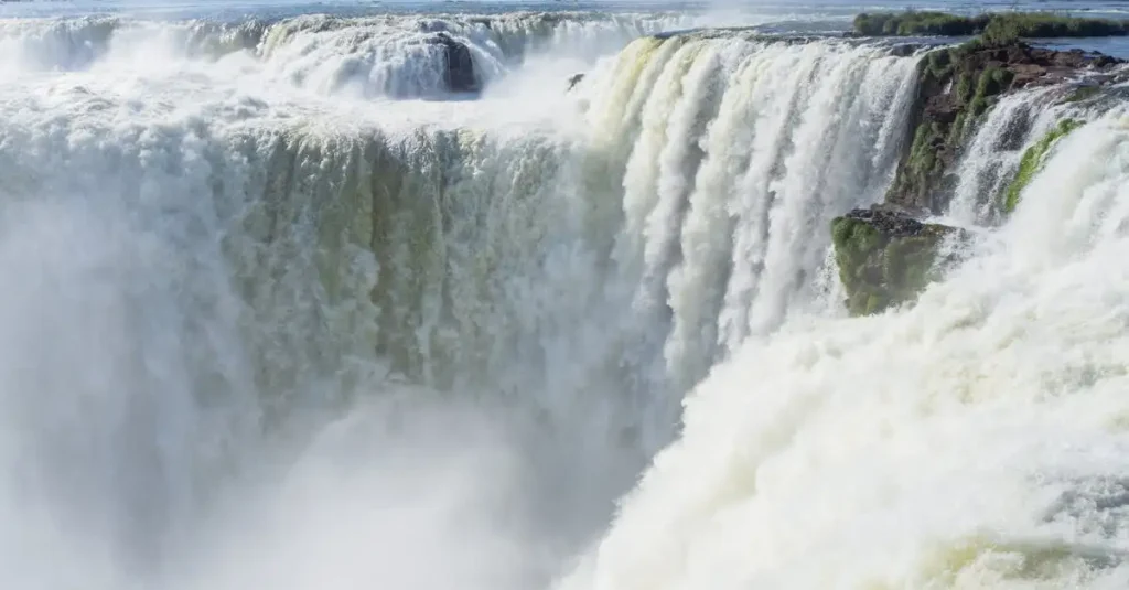 Waar vind je het Iguazú National Park met watervallen?
