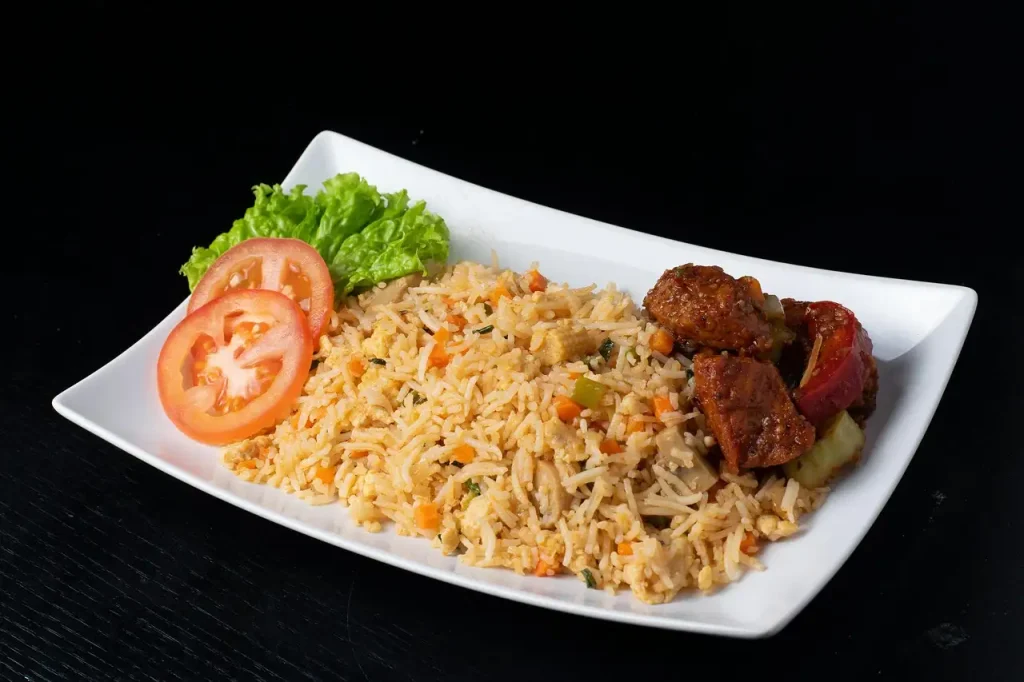 Welke gerechten horen bij nasi kuning? Ontdek heerlijke combinaties!