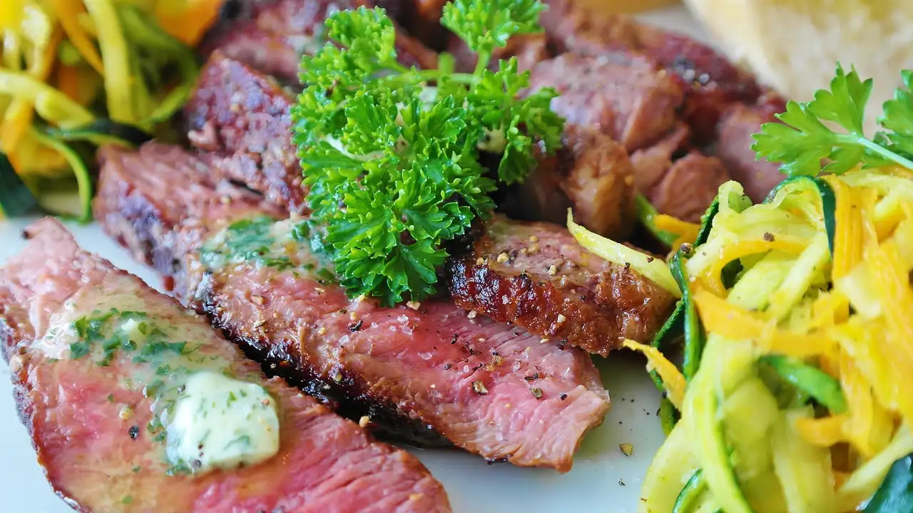 Welke groente bij biefstuk met champignonsaus? Ontdek heerlijke combinaties!
