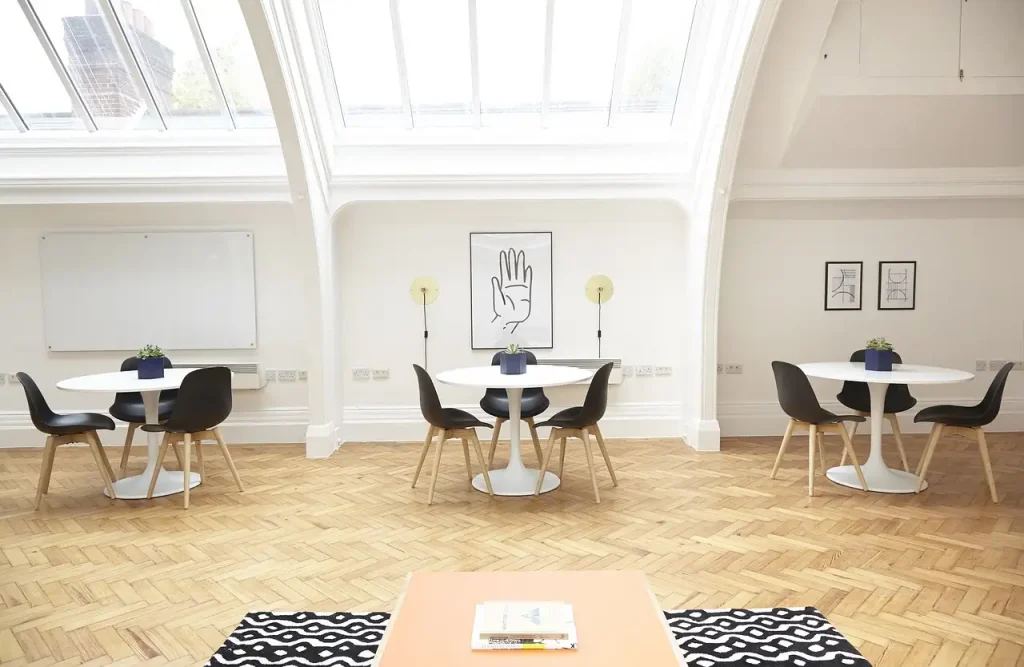 Welke kleur muur bij licht eiken meubels? Ontdek de beste opties!
