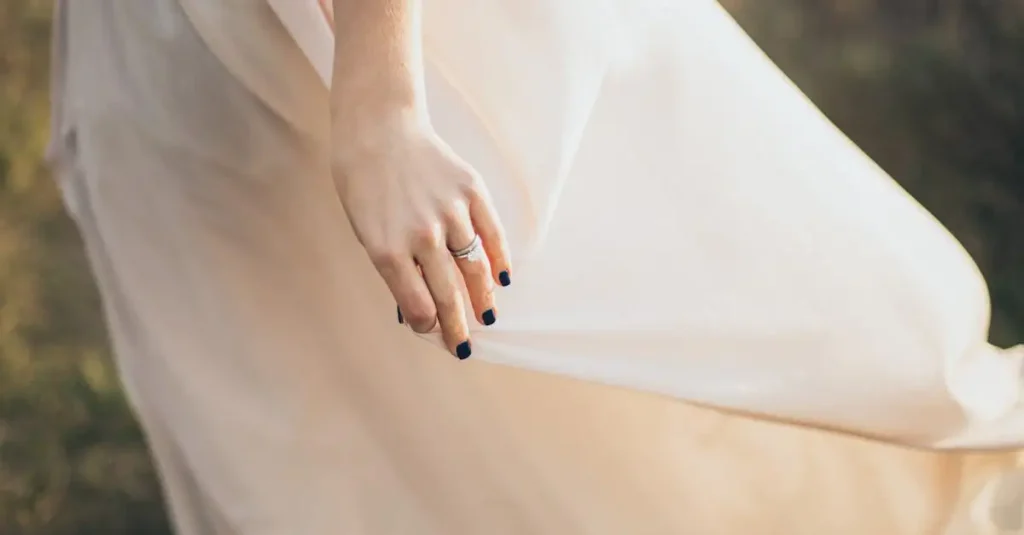 Welke kleur nagellak bij zwarte jurk? Ontdek de perfecte match!