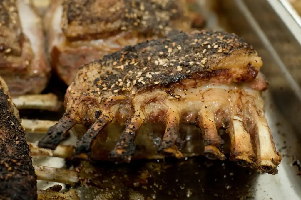 Welke saus bij lamsrack? Ontdek de perfecte sauzen!