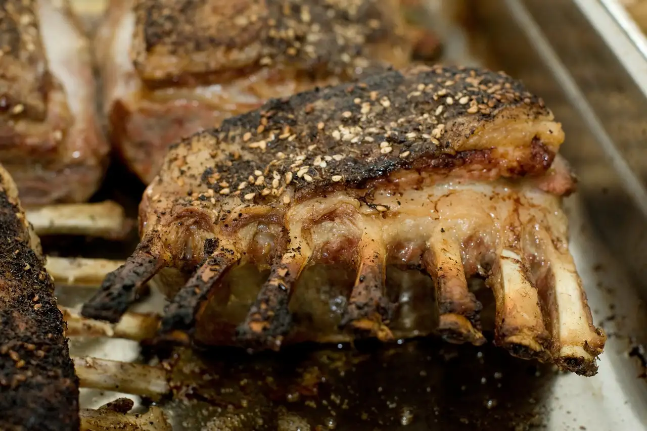 Welke saus bij lamsrack? Ontdek de perfecte sauzen!